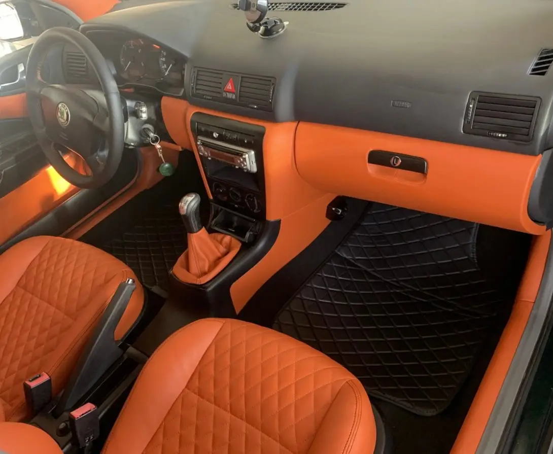 Instrumentbräda klädd med orange detaljer